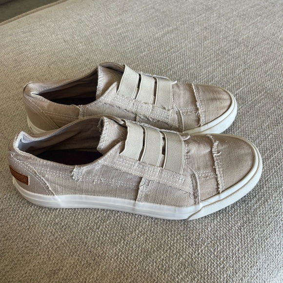 Blowfish Mandi Canvas Slip on sneakers - Picture 2 of 6